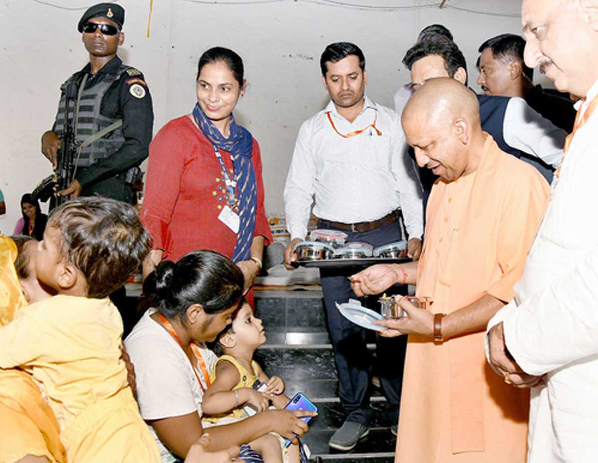 बाढ़ पीड़ितों के बीच ग्राउंड जीरो पर पहुंचे सीएम योगी